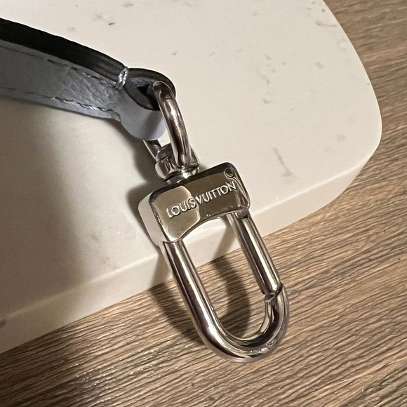 Louis Vuitton Crossbody strap in Bleu Nuage - Picture 2 of 5